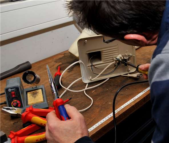Im Reparatur-Café werden Haushaltsgeräte wie Föhn oder Mixer, aber auch Lampen und vieles mehr von ehrenamtlichen Kräften wieder in Schuss gebracht. Stadt Andernach/Maurer
