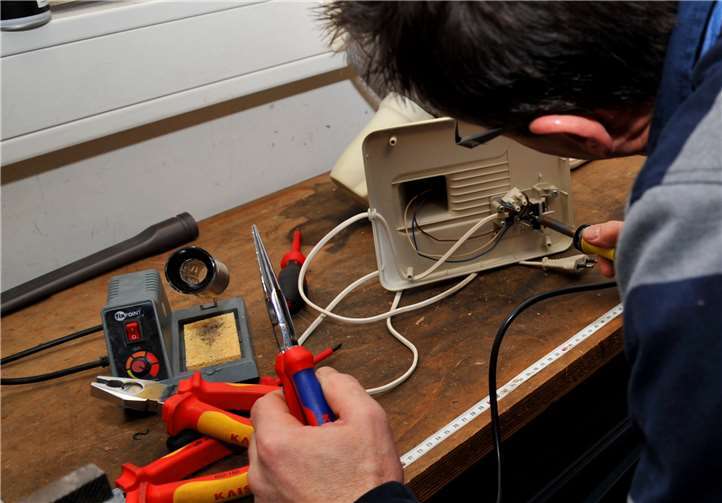 Im Reparatur-Café werden Haushaltsgeräte wie Föhn oder Mixer, aber auch Lampen und vieles mehr von ehrenamtlichen Kräften wieder in Schuss gebracht. Stadt Andernach / Maurer