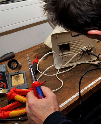 Im Reparatur-Café werden Haushaltsgeräte wie Föhn oder Mixer, aber auch Lampen und vieles mehr von ehrenamtlichen Kräften wieder in Schuss gebracht. Foto: Stadt Andernach/Maurer