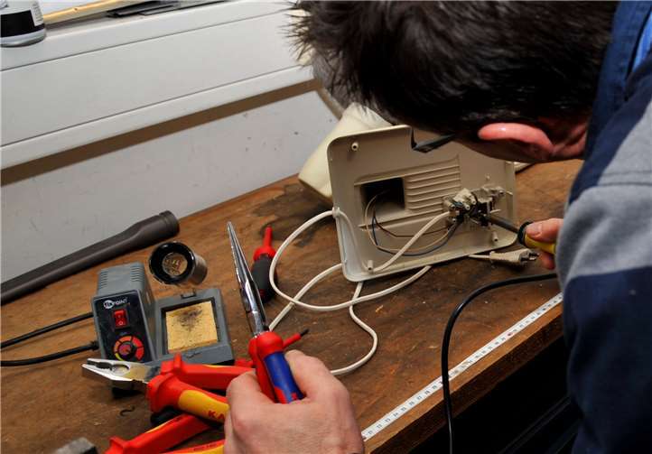 Im Reparatur-Café werden Haushaltsgeräte wie Föhn oder Mixer, aber auch Lampen und vieles mehr von ehrenamtlichen Kräften wieder in Schuss gebracht. Foto: Stadt Andernach/Maurer