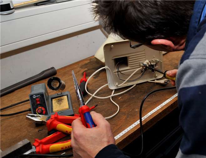 Im Reparatur-Café werden Haushaltsgeräte wie Föhn oder Mixer, aber auch Lampen und vieles mehr von ehrenamtlichen Kräften wieder in Schuss gebracht. Foto: Stadt Andernach/Maurer