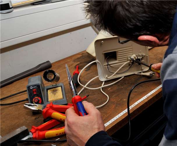 Im Reparatur-Café werden Haushaltsgeräte wie Föhn oder Mixer, aber auch Lampen und vieles mehr von ehrenamtlichen Kräften wieder in Schuss gebracht. Foto: Stadt Andernach/Maurer