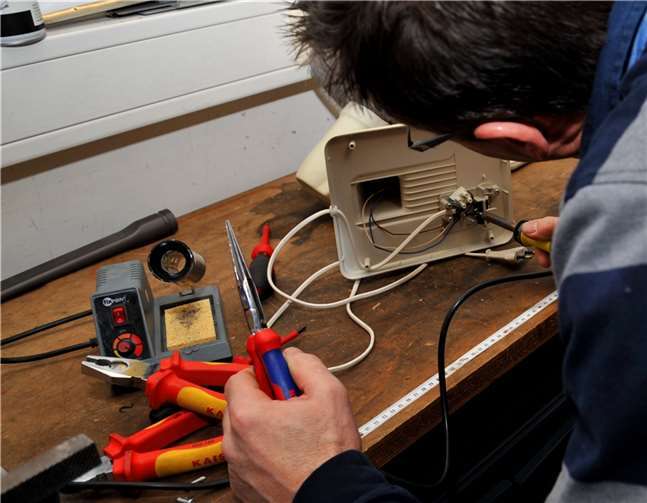 Im Reparatur-Café werden Haushaltsgeräte wie Föhn oder Mixer, aber auch Lampen und vieles mehr von ehrenamtlichen Kräften wieder in Schuss gebracht.  Foto: Stadt Andernach/Maurer