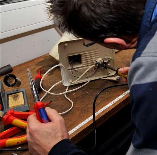 Im Reparatur-Café werden defekte Elektrogeräte unter die Lupe genommen und – falls irgendwie möglich – wieder hergerichtet.  Stadt Andernach