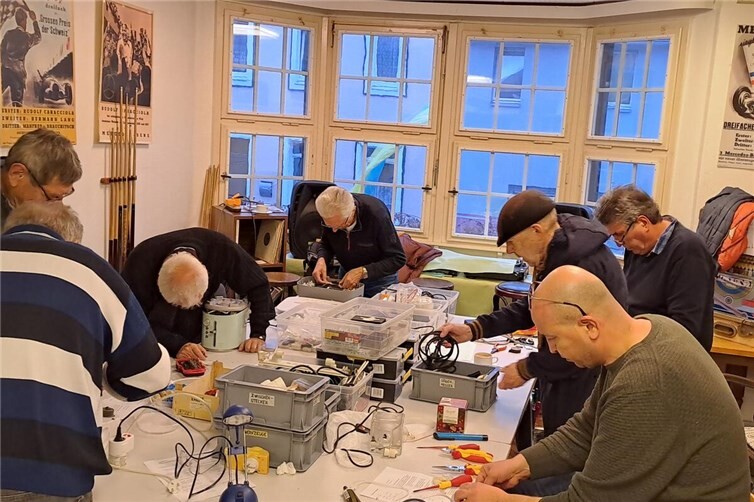Im Reparaturcafé wird fleißig gearbeitet.