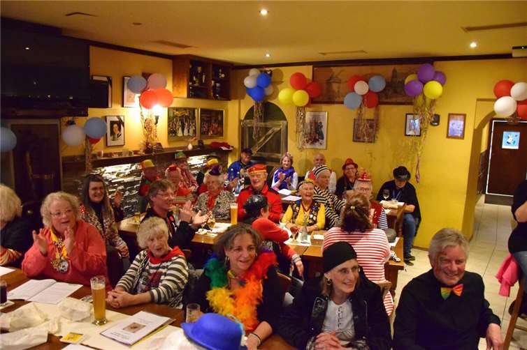 Im Restaurant „Schloss-Schänke“ eröffnete der fröhlich strahlende Amtmann Hans-Josef Fuchs den traditionellen Gelog 2025, bei dem 92 Nachbarinnen, Nachbarn und Gäste zusammenkamen. Fotos: privat
