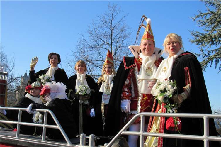 Im Rettungsboot der Freiwilligen Feuerwehr geht es nun zur Proklamations-Zeremonie.