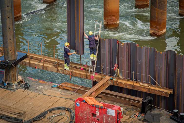 Ein Jahr voller baureicher Tätigkeiten geht zu Ende Im Rhein selbst sind die Arbeiten während des Jahres 2024 für den Brückenneubau weiter vorangeschritten, wie hier im Mai beim Bau eines Spundwandkastens. Foto: Stadt Koblenz/Andreas Egenolf