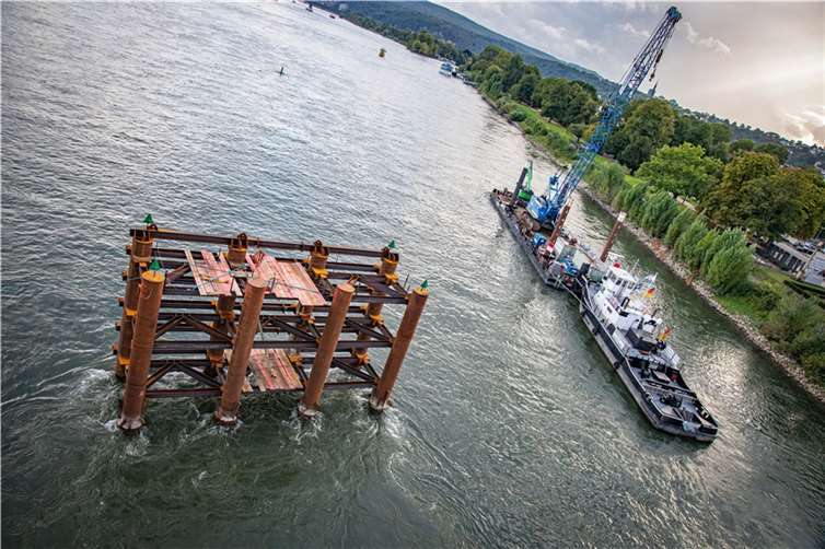 Schiffsabweiser und Steganlage entstehen Im Rhein werden aktuell sogenannte Schiffsabweiser errichtet, die dafür sorgen sollen, dass die Pfeilerbaugruben für die neue Befehlsbrücke an der Pfaffendorfer Brücke ein abdriftendes Schiff aufhalten. Fotos: Stadt Koblenz/Andreas Egenolf