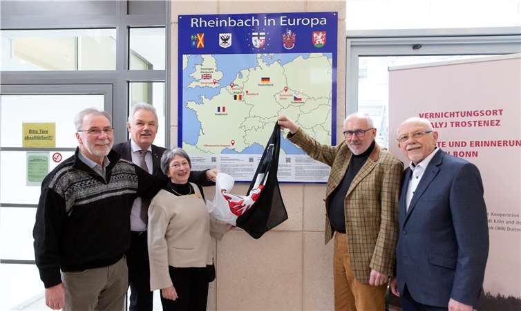 Im Rheinbacher Rathaus wurde die Partnerstädte-Tafel im Foyer durch Winfried Kern (stv. VS Kamenicky Senov - v.li.), Bürgermeister Stefan Raetz, Hedwig Schmitt-Wojcik (Villeneuve), Joachim Weiß (Sevenoaks) und Uwe Janzen (VS Deinze) enthüllt. Foto: -EICH-
