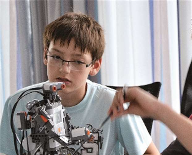 Im Robonauten-Camp können die Kinder einen Lego-Roboter zusammenbauen und ausprobieren.