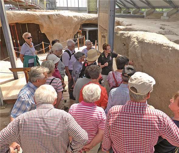 Im Römerbergerk Meurin konnte die Gruppe sich über den Tuffsteinabbau in der Antike informieren. privat