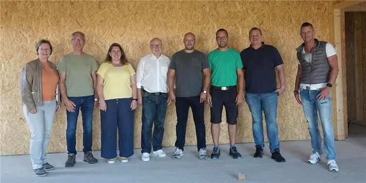 Im Rohbau des Feuerwehrhauses in Steinbach, VG Winnweiler (v.l.): Jutta Dietz, Rainer Schlich, Carmen Rau (GRÜNE VG Brohltal), Rudolf Jacob (Bürgermeister VG Winnweiler, CDU), Sascha Kasper (Wehrführer Steinbach), Fabian Dall (Bauleiter Holzbau Schauss), Jürgen Lieser (VG Winnweiler), Sascha Leib (Projektleiter VG Winnweiler). Foto: Jutta Dietz