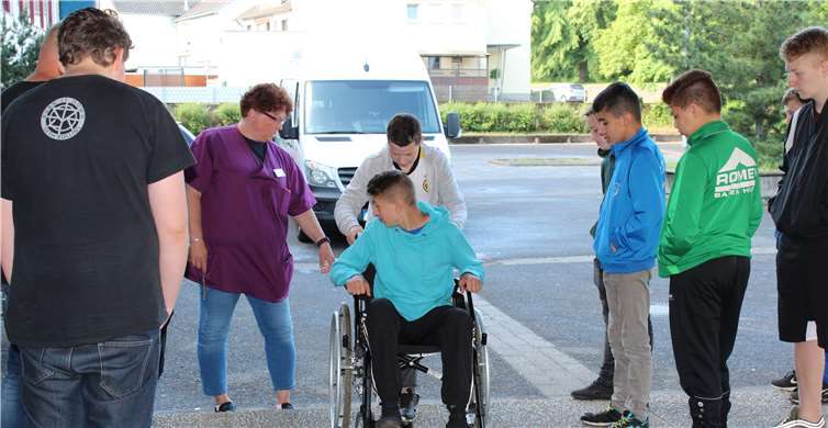 Im Rollstuhlparcours konnten die Schüler ausprobieren, wie schwierig es ist, in einem Rollstuhl zu sitzen und diesen fortzubewegen.