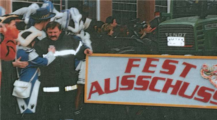 Im Rosenmontagszug wirk er seit vielen Jahren mit.