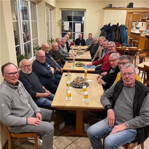 Im Roßbacher Hof planten die Rentner ihr diesjähriges Jahresprogramm. Ortsbürgermeister Thomas Boden dankte den aktiven Rentnern für ihre Arbeit zum Wohl der Gemeinde. Foto: Ewald Dasbach