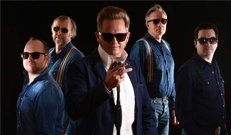 Im Rotbart spielen Sam Cheanz & The Blue Denims Rock ‘n‘ Roll.privat