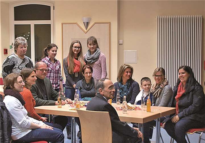 Im Saal des Bürgerhauses saßen dann im Anschluss an den Empfang die Kinder, Eltern, Helfer, Pastor Johannes Steffens und Bürgermeister Peter Moskopp bei einem kleinen Imbiss und netten Gesprächen zusammen.