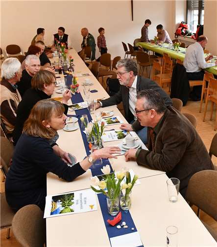 Im Saal des Pfarrhauses wurde Geburtstag gefeiert.