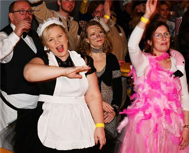 „Feiere, Danze, Karneval“ Im Saal feierten fröhliche, bunt kostümierte Narren.