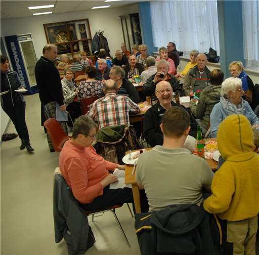 Im Saal im Erdgeschoss konnte man gemütlich warm sitzen und die deftige Hausmannskost sowie anschließen Kaffee und Kuchen genießen. K