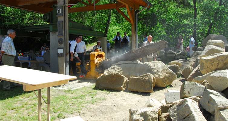 Im Sägehaus wird die alte Steinsäge aus dem Jahr 1939 vorgeführt.