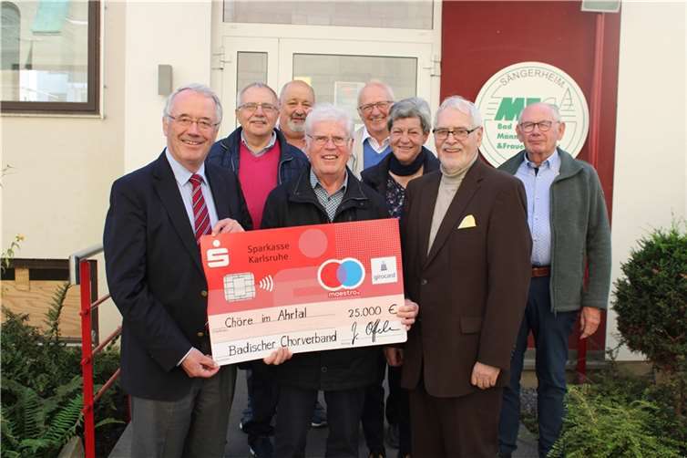 „Konkrete solidarische Hilfe leisten“ Im Sängerheim des MFC Bad Neuenahr übergab der Badische Chorverband 25.000 Euro an die flutbetroffenen Chöre des Ahrtals. Der Kreis-Chorverband Ahrweiler wird die Gelder direkt an die Vereine und Chöre weiterleiten. Foto: DU
