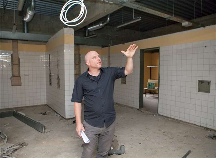 Im Sanitärtrakt der Turnhalle Berkum soll es künftig nach Geschlechtern getrennte Duschen geben, so Architekt Kay Künzel.