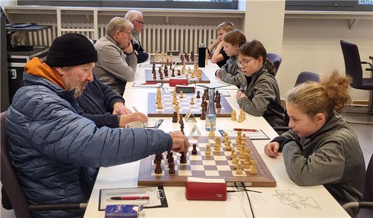 Im Schach spielt das Alter keine Rolle: Die Mannschaft des SC Cochem IV (links) ist mit einem Durchschnittsalter von 82 Jahren die älteste, die Mannschaft der SF Nickenich V mit 11 Jahren die jüngste in der C-Klasse. Foto: privat