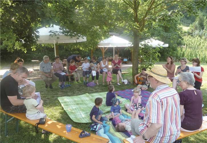 Im Schatten der Bäume verbrachten Groß und Klein einen schönen Vormittag zusammen.privat