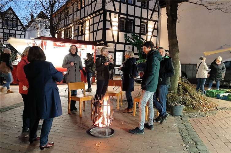 Im Schatten der Pfarrkirche St. Martin laden viele Angebote des Rheinbacher Feierabendmarktes zum Einkaufen und Verweilen ein.Foto: Beate Behrendt-Weiß