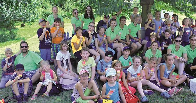 Im Schatten des Kirschbaums auf der Stuxhofwiese erfrischten sich die Ferienfreizeitler mit Früchteeis. DL