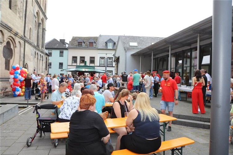 Im Schatten des Mariendomes traf man sich zum Frühschoppen.Foto: