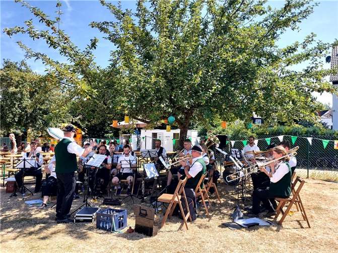 Im Schatten eines Apfelbaumes ließen sich die hochsommerlichen Temperaturen beim beliebten Bungertfest aushalten.  Foto: privat
