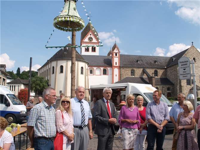 Im Schatten von St. Medard und der Eierkrone machten sich die Vertreter ein Bild vom neuen Marktkonzept. 