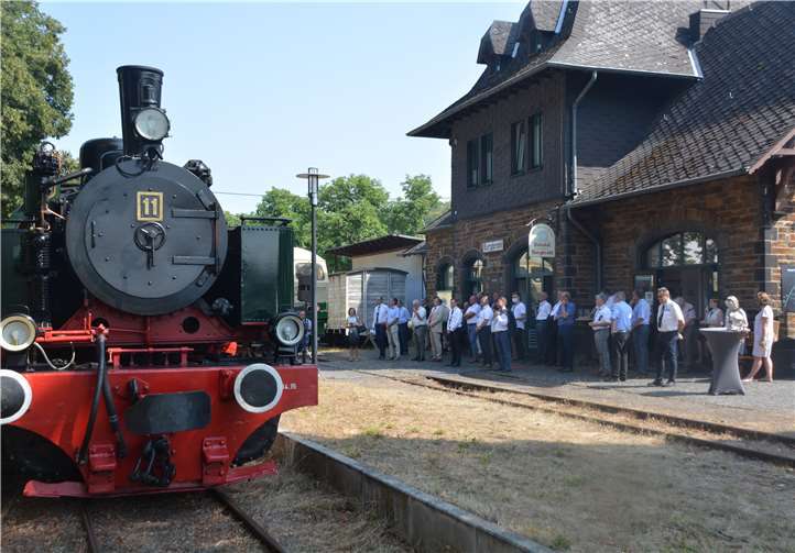Im Schatten vor dem Bahnhof konnte man es aushalten.