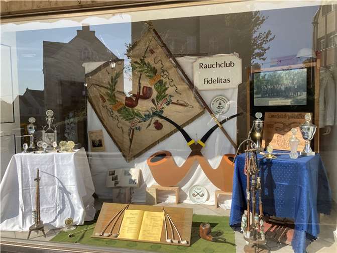 Im Schaufenster der unteren Heidenstockstraße kann derzeit eine Ausstellung über den ehemaligen „Rauchclub Fidelitas Niedermendig“ angesehen werden.  Foto: Kulturgemeinschaft Albertinum