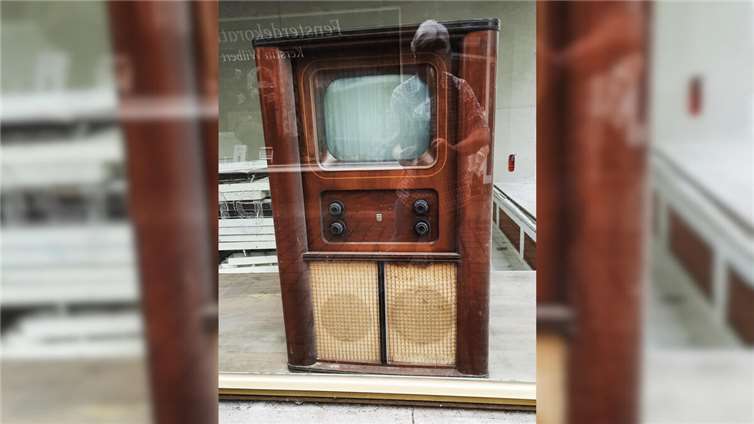 Schaufensterfund in Mayen: Nostalgischer Fernseher weckt Erinnerungen Im Schaufenster des ehemaligen Musikhauses „Geiermann“ in Mayen ist ein solches „Fernsehschätzchen“ - ein Stück Zeitgeschichte zu sehen. Foto: Bernd Schmitz