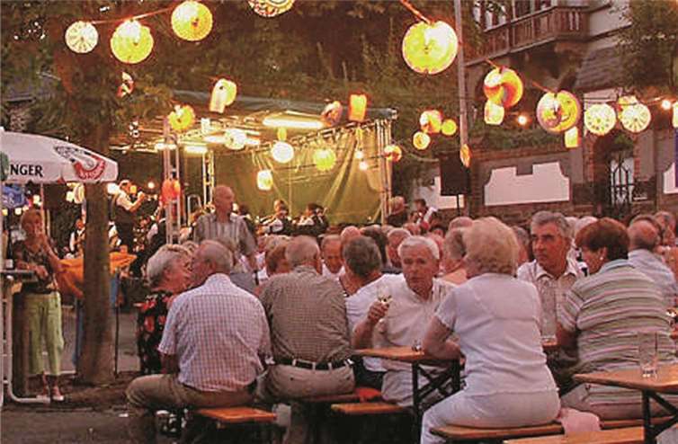 Im Schein der bunten Lampions können die Gäste einige schöne Stunden am Moselufer verbringen.privat