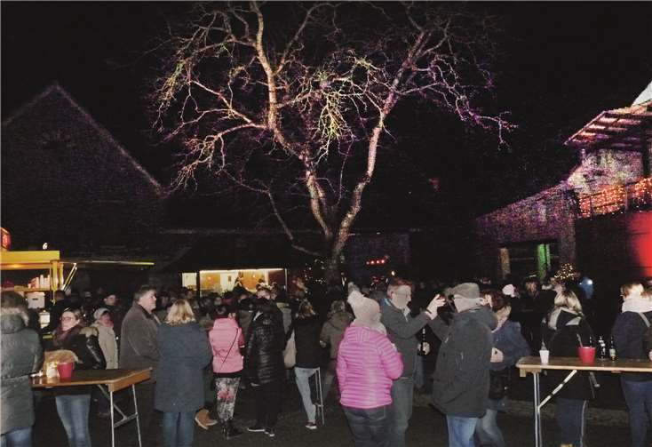 Im Schein des Vollmondes und des weihnachtlichen Lichterglanzes feierten ca. 500 Besucher ein rundum gelungenes Fest.