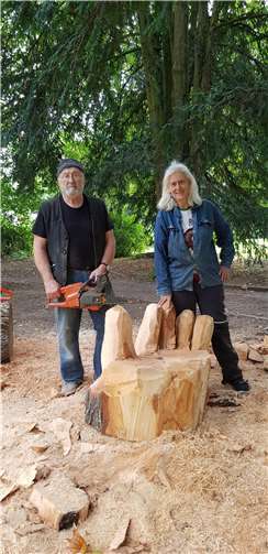 Im Schlosspark Saffig wird altes Holz zu neuem Leben erweckt. Simone Caroline Levy und Wolfgang Dillenkofer vom Kunstforum Mayen haben sich auf Arbeiten mit der Kettensäge spezialisiert.Foto: privat