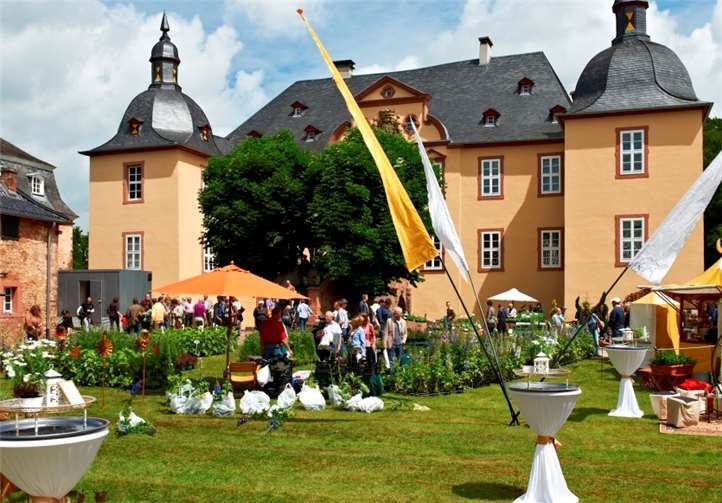Im Schlosspark präsentieren Aussteller ihr anspruchsvolles Angebot u.a. aus den Bereichen Kunst, Design und vor allem Blumen und Kräuter aller Art. Foto: privat