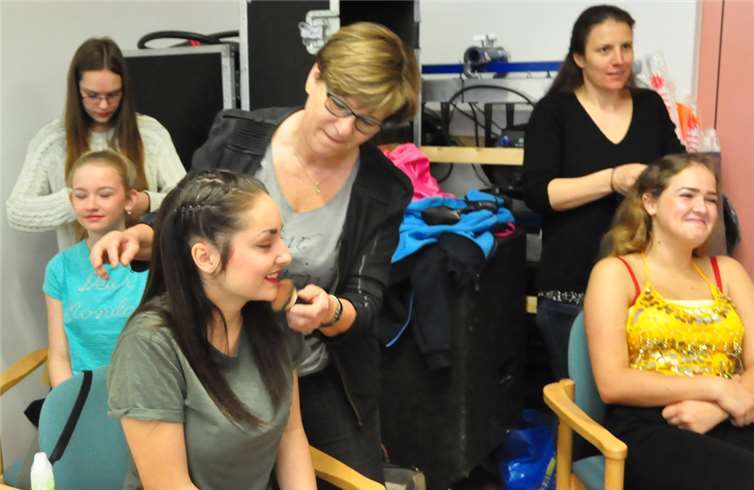 Im Schminkraum herrschte Hochbetrieb.