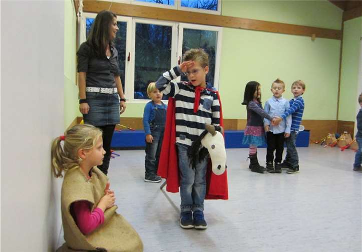 "Im Schnee da saß ein armer Mann...": Die Igelgruppe hatte unter Leitung von Frau Betzing ein schönes Martinsspiel einstudiert. privat