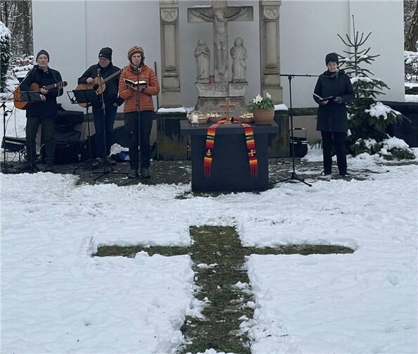 Im Schnee vor der Waldkapelle war ein großes Kreuz zu sehen.