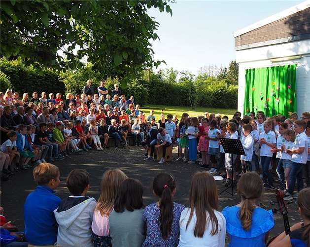 Im Schulgarten der KGS Villip erfreuten sich die Zuhören an den musikalischen und instrumentalen Darbietungen der Grundschüler. Foto: privat