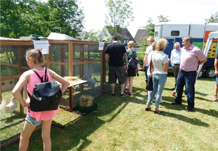 Im Schulgarten war lebendes Federvieh zu bestaunen.
