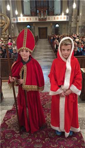 Im Schulgottesdienst war zu sehen, wie sich alleine schon äußerlich der Niklaus (links) vom Weihnachtsmann unterscheidet. Privat