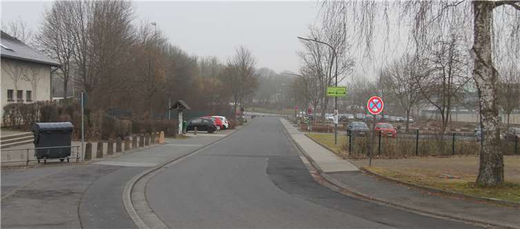 Im Schulzentrum Montabaur wird das Grundstück für den Neubau der Anne-Frank-Realschule plus vorbereitet. Dazu muss ein unterirdischer Bach verlegt werden. Die Arbeiten beginnen am 8. März an der Von-Bodelschwingh-Straße unterhalb des Eingangs zum Stadion. Foto: Stadt Montabaur
