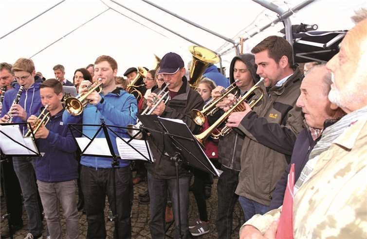 Im Schutz eines große Pavillons eröffneten die Burgbläser das verregnete Maiansingen. DL
